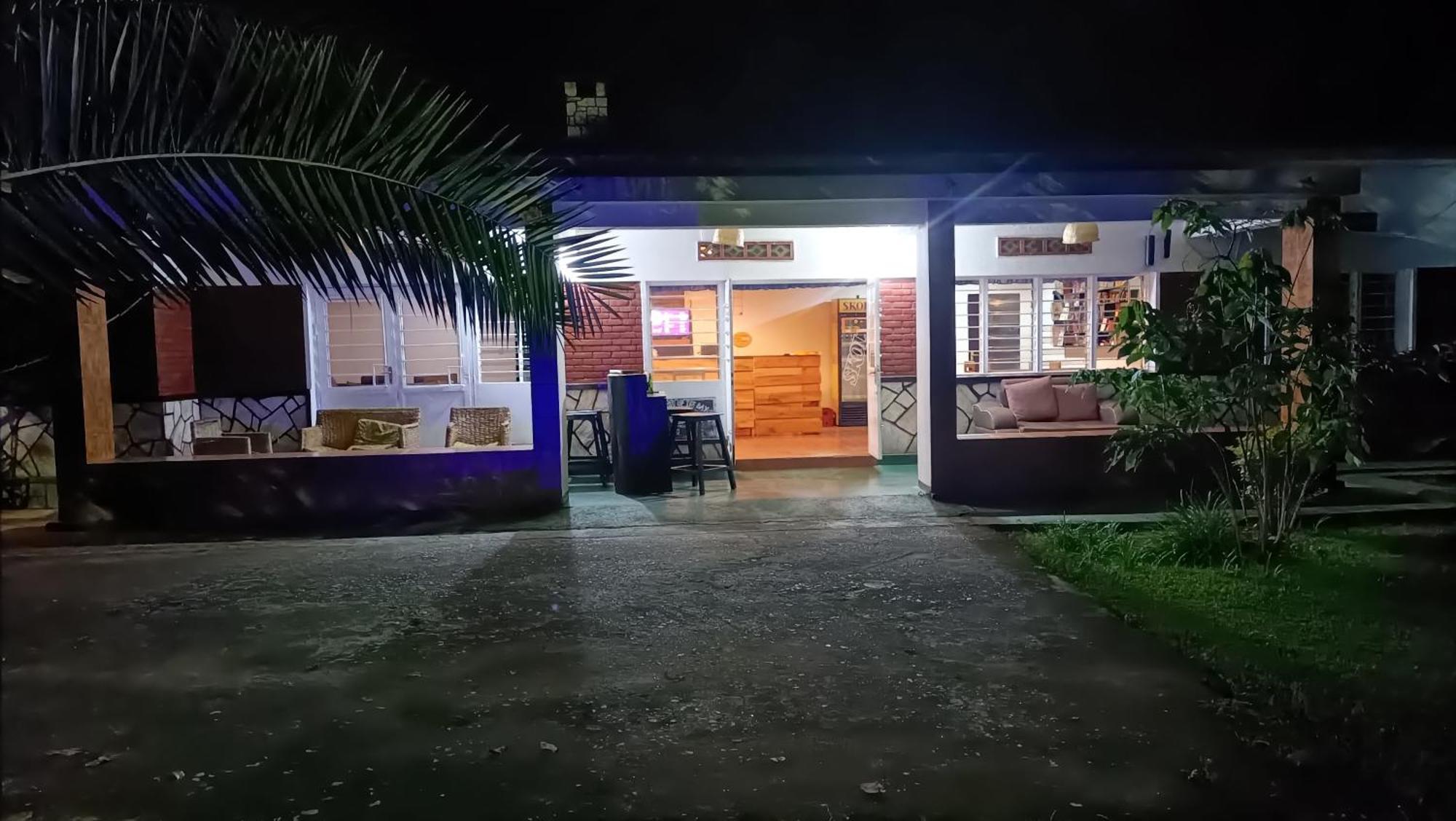 Colibri Taverne & Guest House Gisenyi Bagian luar foto